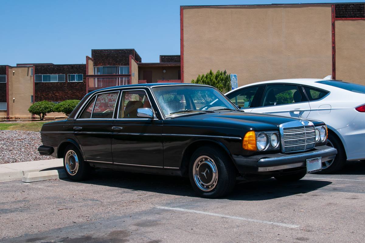 Černý Mercedes-Benz 300 D Turbodiesel v americkém provedení zaparkovaný v Kalifornii