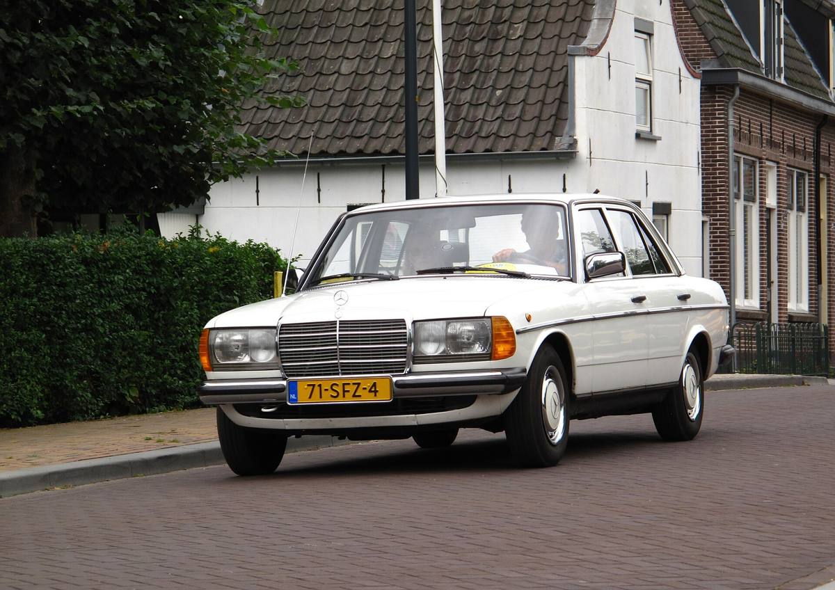 Mercedes-Benz 200 D řady 123 z roku 1984 zpředu z boku