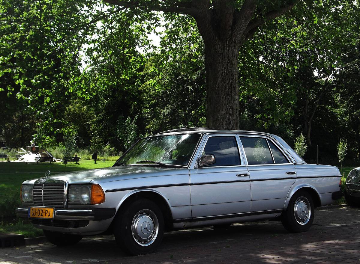 Sedan Mercedes-Benz 200 D řady 123