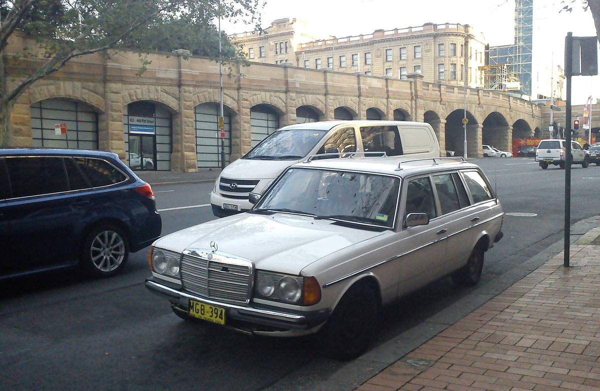 Naftové kombi Mercedes-Benz 300 TD řady 123 stojící u obrubníku