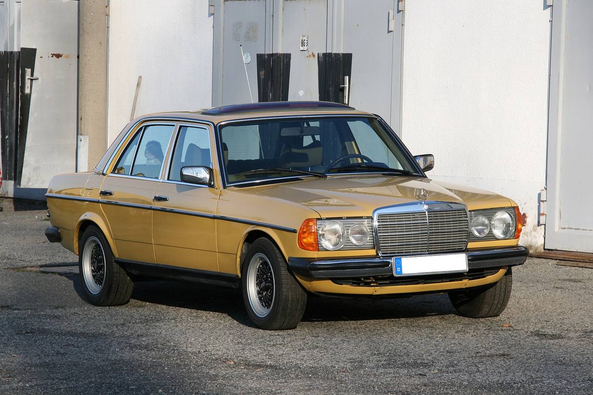 Sedan Mercedes-Benz 230 řady 123 z roku 1977 v evropském provedení, pohled zboku zepředu