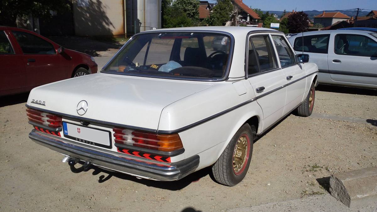 Zadní část sedanu Mercedes-Benz 240 D řady 123