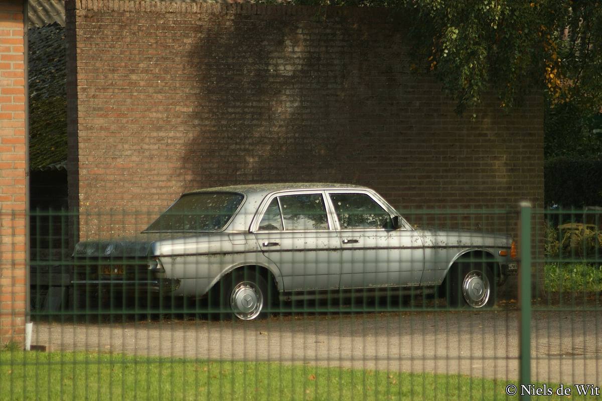 Mercedes-Benz 200 D řady 123 zaparkovaný na ulici