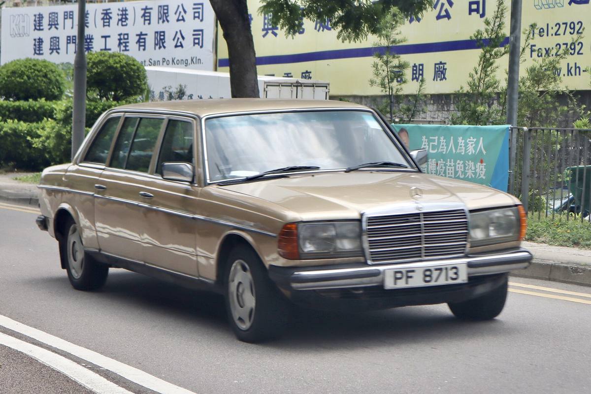 Dlouhá limuzína Mercedes-Benz V123 z roku 1977 zezadu z boku
