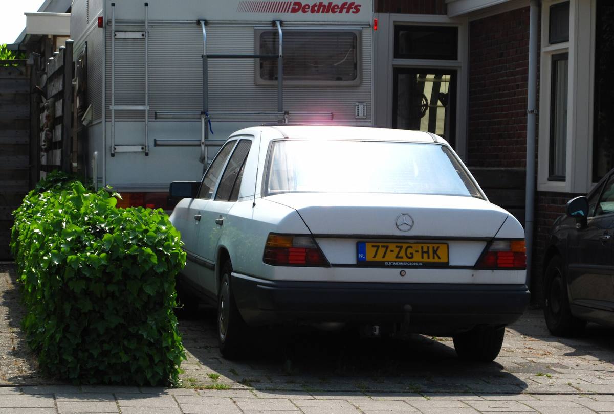 Mercedes-Benz 230 E generace W124 z roku 1986