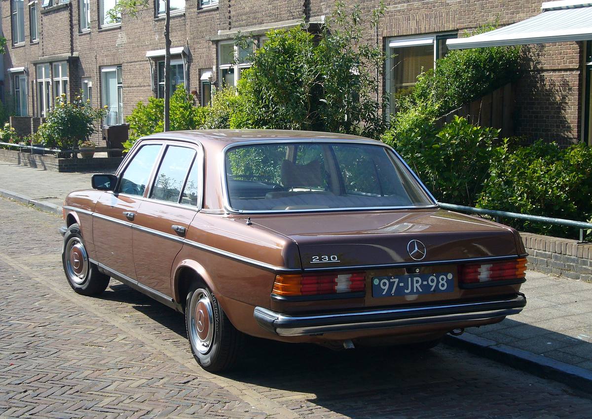 Hnědý Mercedes-Benz 230 řady 123 z roku 1976 zezadu na ulici