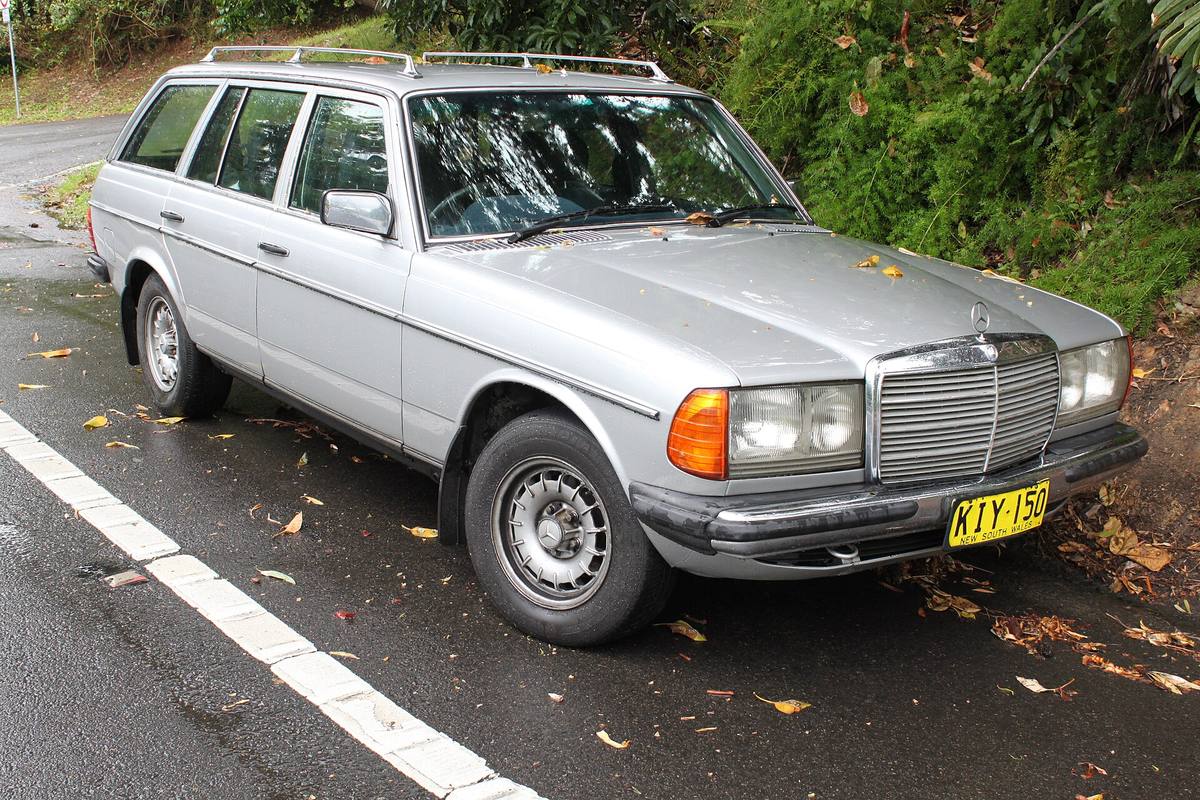 Stříbrné sériové kombi Mercedes-Benz 280 TE zaparkované u silnice