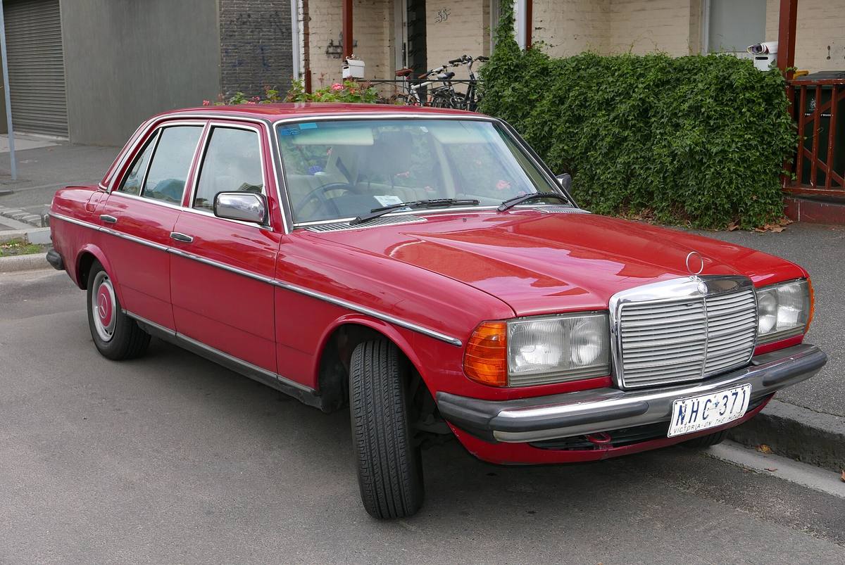 Mercedes-Benz 230 E generace W123 z roku 1982