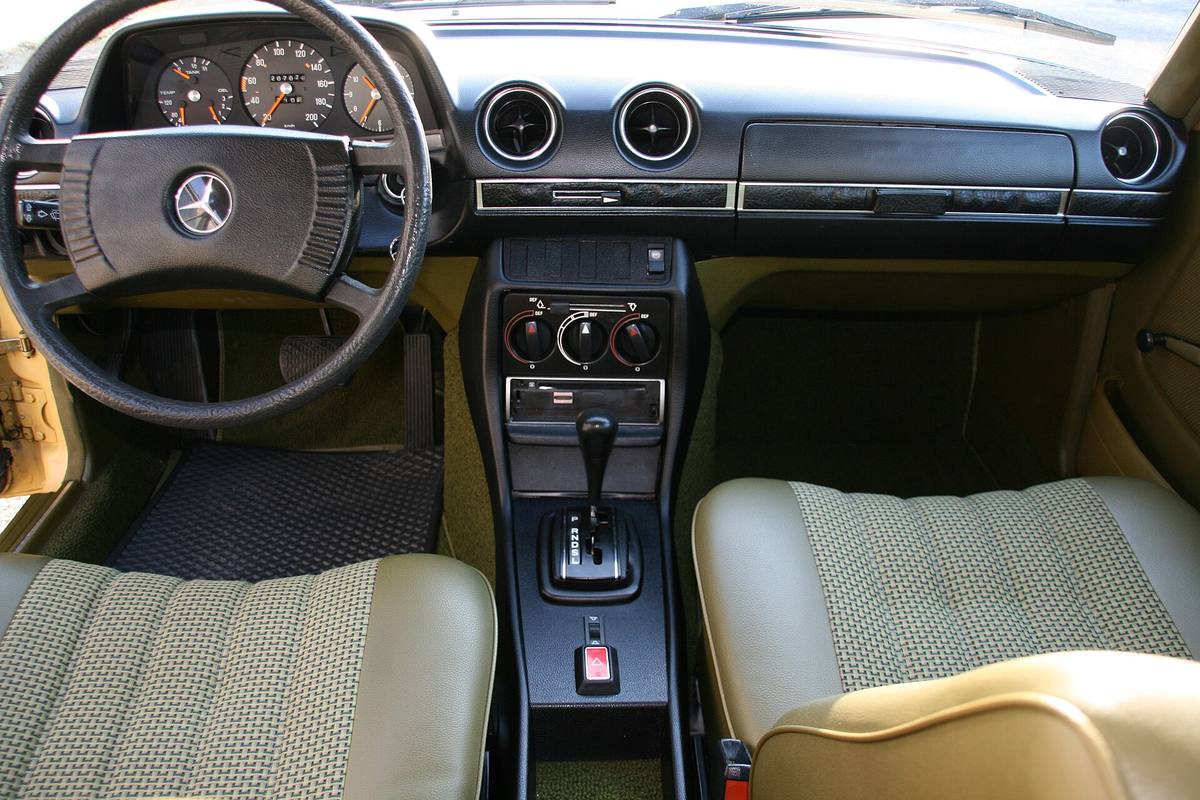 Přístrojová deska Mercedesu 230 řady 123 z roku 1977