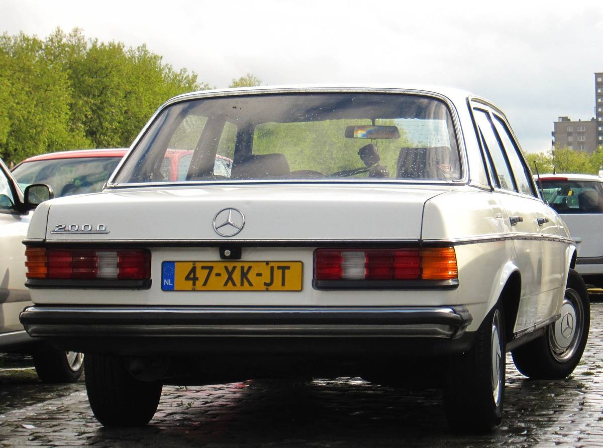 Zadní pohled na bílý sedan Mercedes-Benz 200 D řady 123 z roku 1982