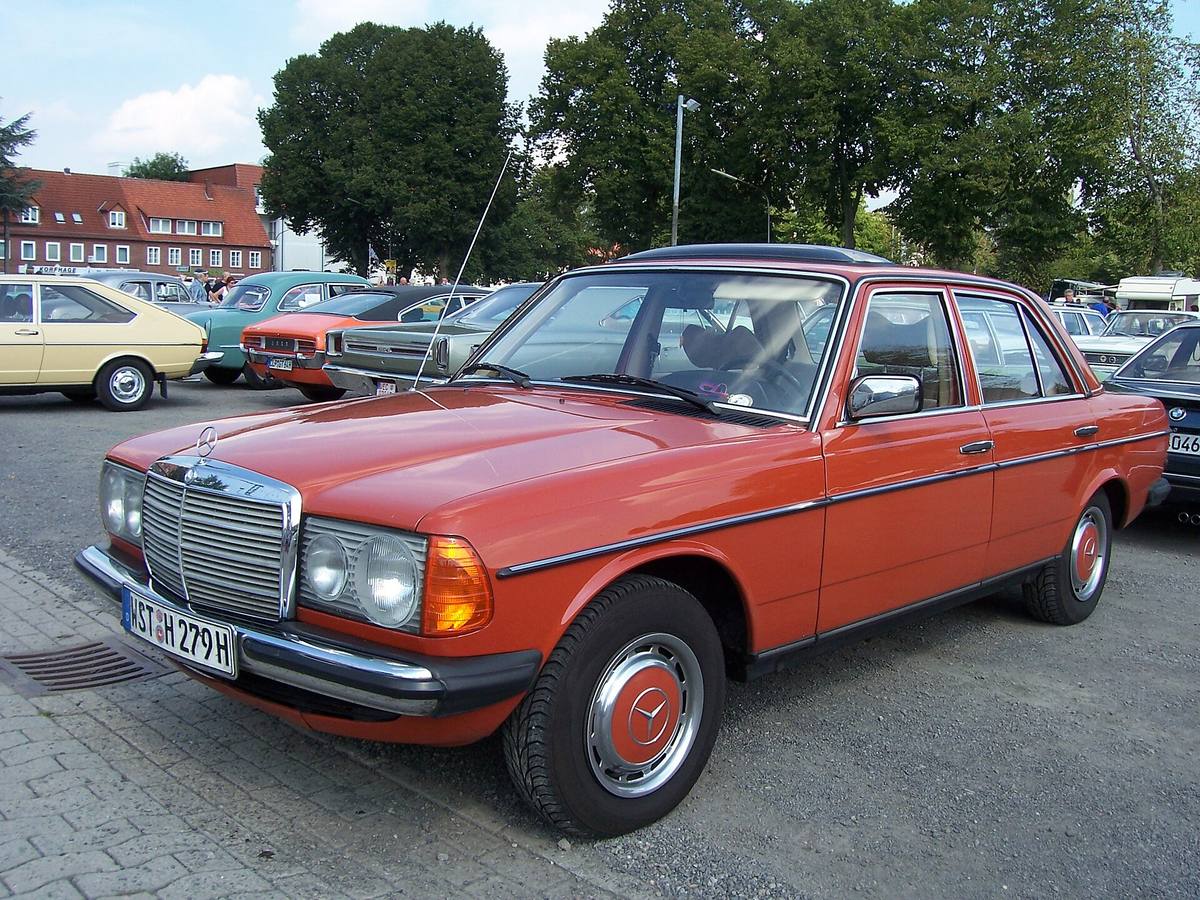 Červený Mercedes-Benz 200 D řady 123 s německou registrační značkou na srazu veteránů