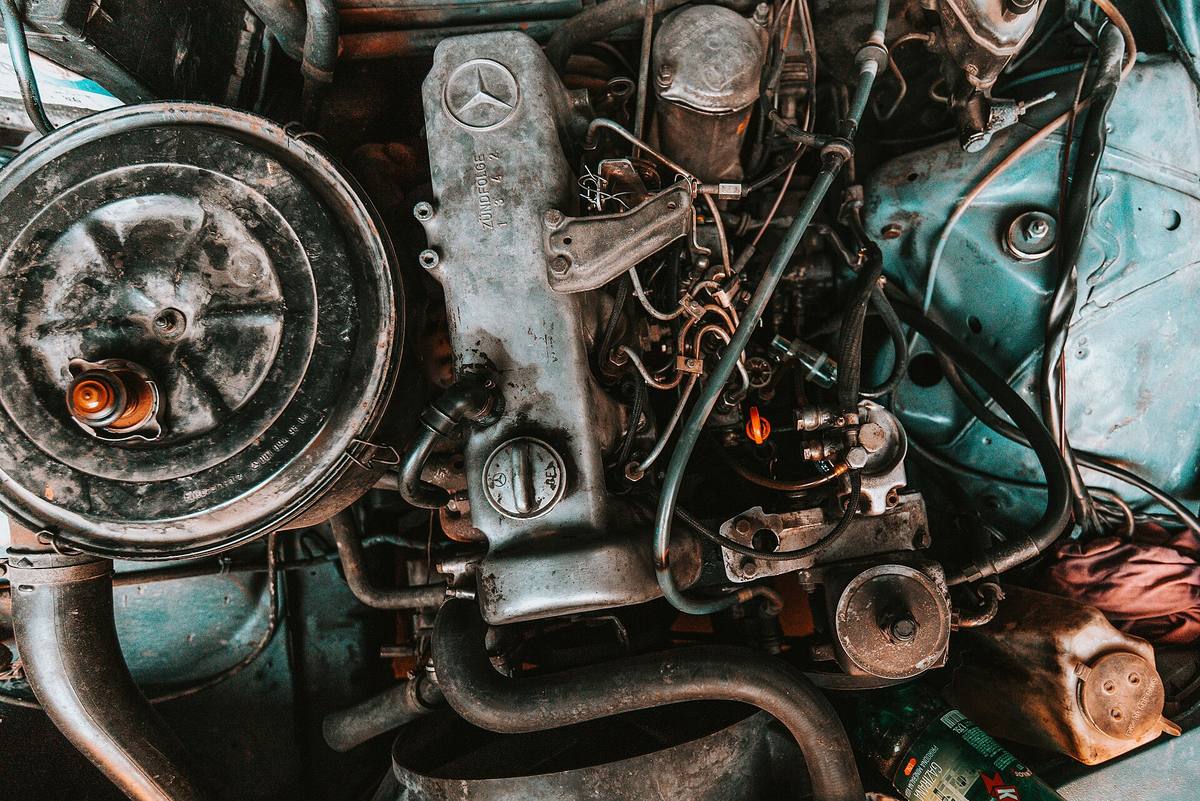 Naftový čtyřválec Mercedes-Benz s víkem hlavy, vzduchovým filtrem a vstřikovacím potrubím