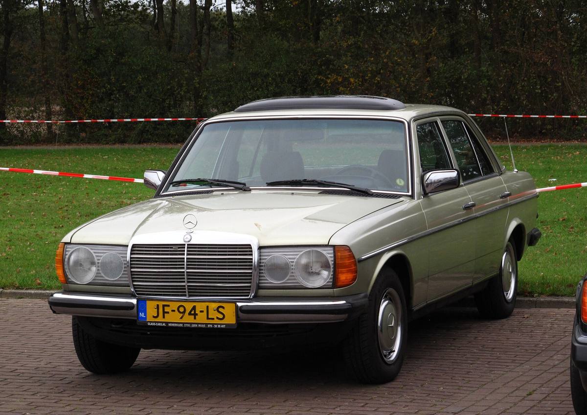 Mercedes-Benz 200 řady 123, čtyřdveřový sedan