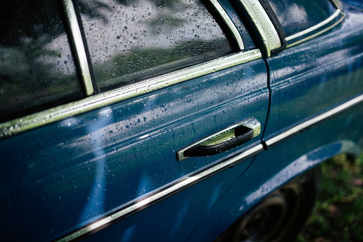 Klika bočních dveří modrého Mercedesu 200 D řady 123