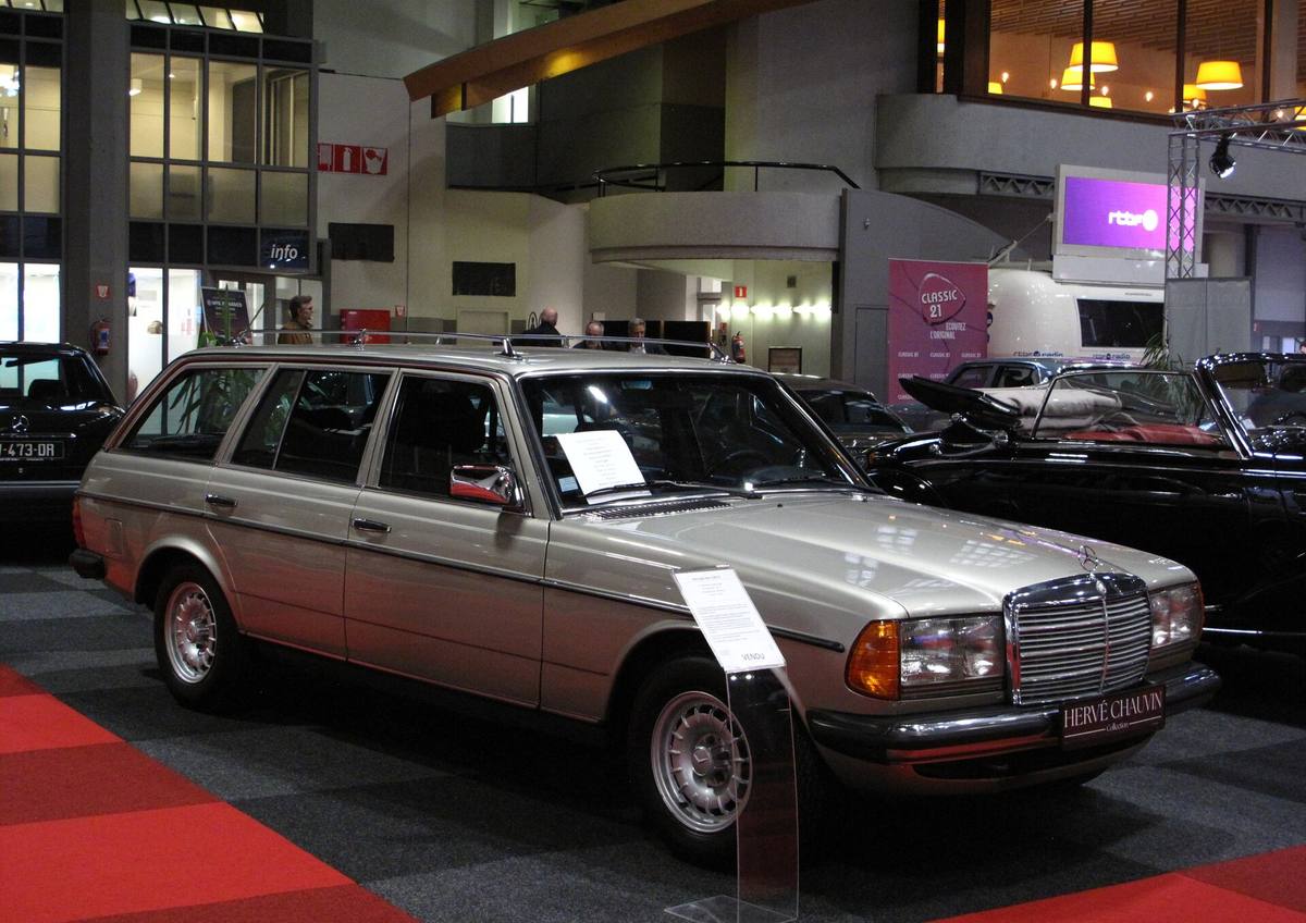 Béžové kombi Mercedes-Benz 230 TE řady 123 vystavené v hale