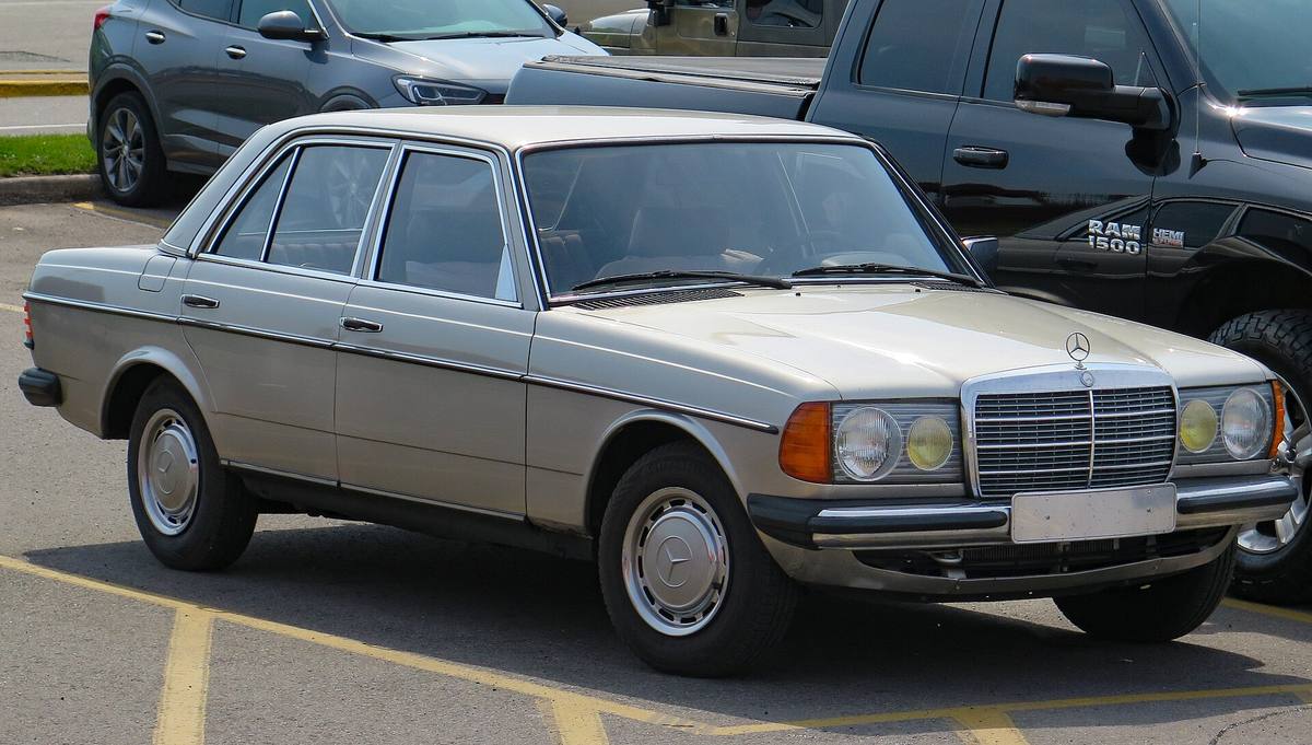Mercedes-Benz W123 zepředu zprava
