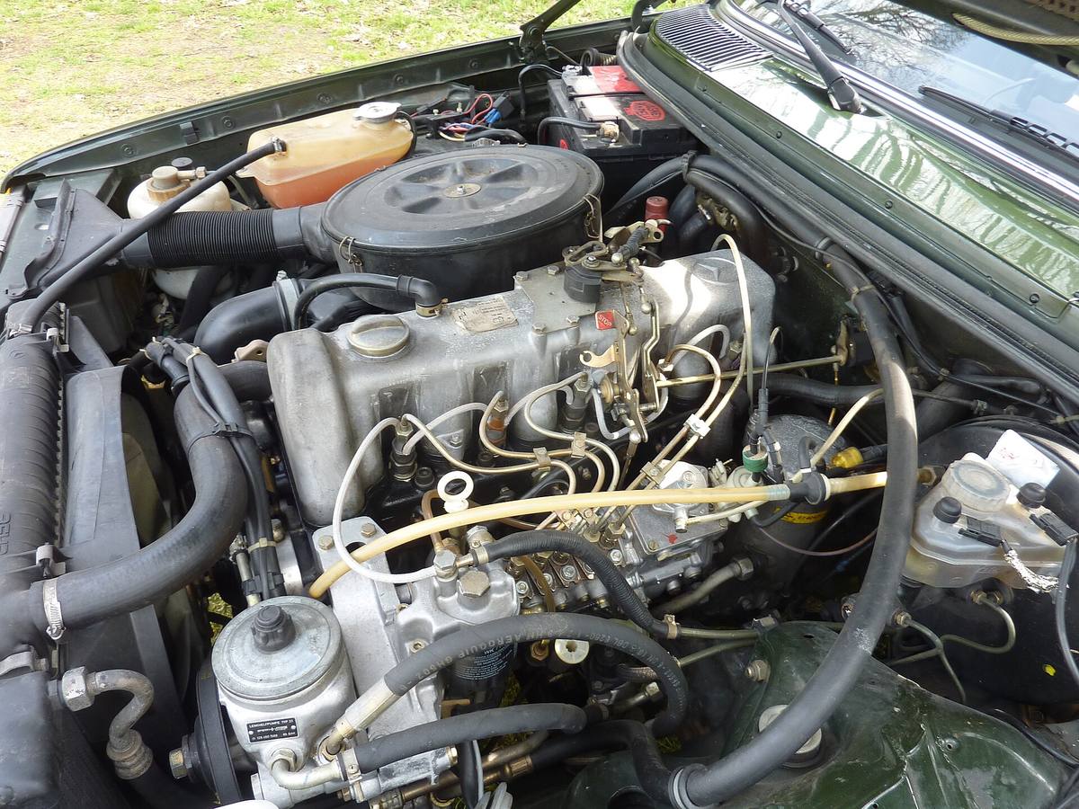 Motorový prostor Mercedesu 300 TD Turbodiesel z roku 1983 s naftovým šestiválcem