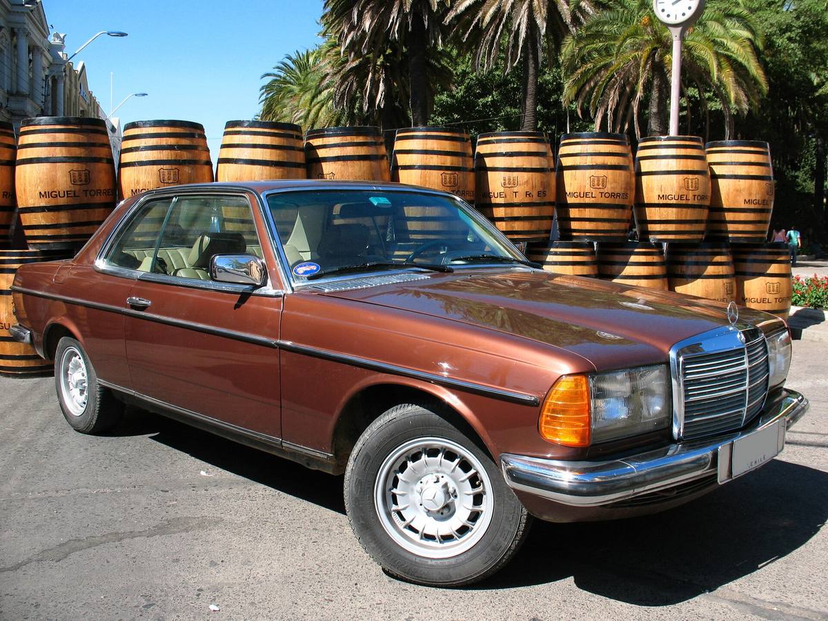 Bílé kupé Mercedes-Benz 280 CE řady 123 zepředu zprava