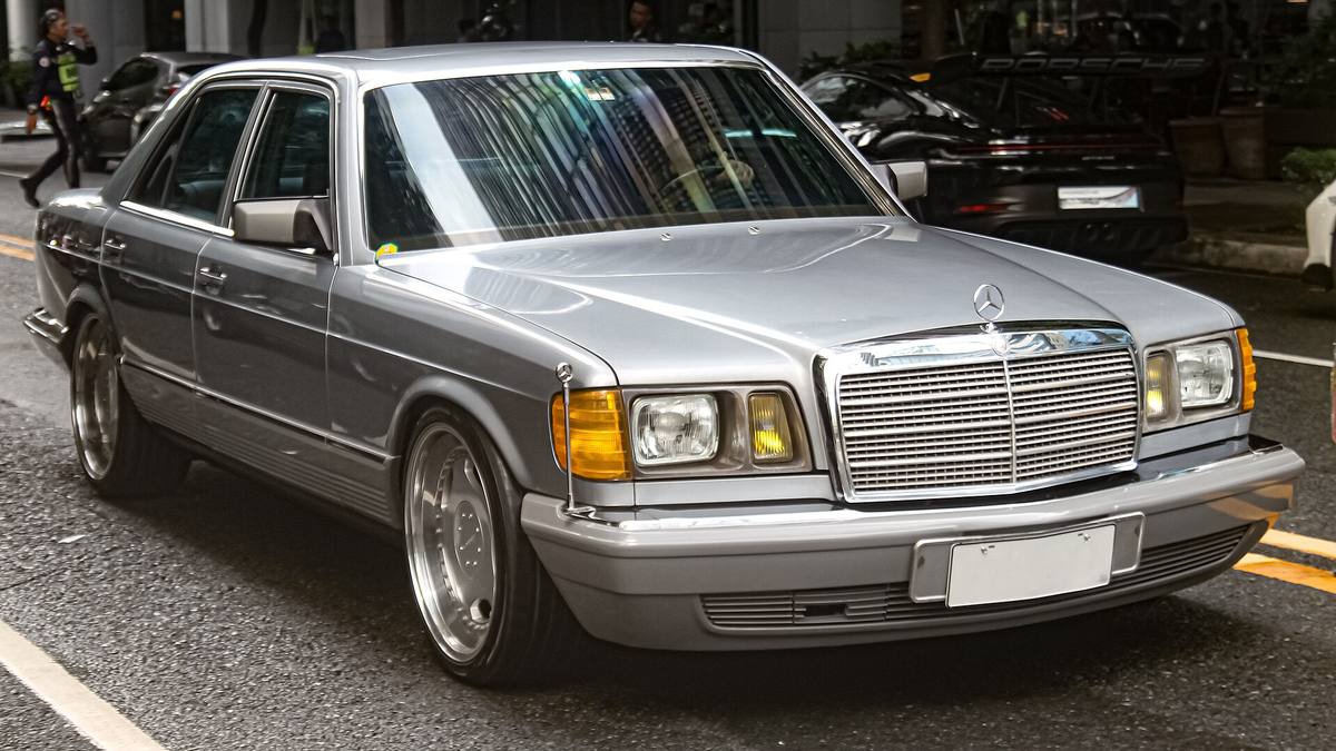 Stříbrný sedan Mercedes-Benz 300 SD řady 126 v americkém provedení