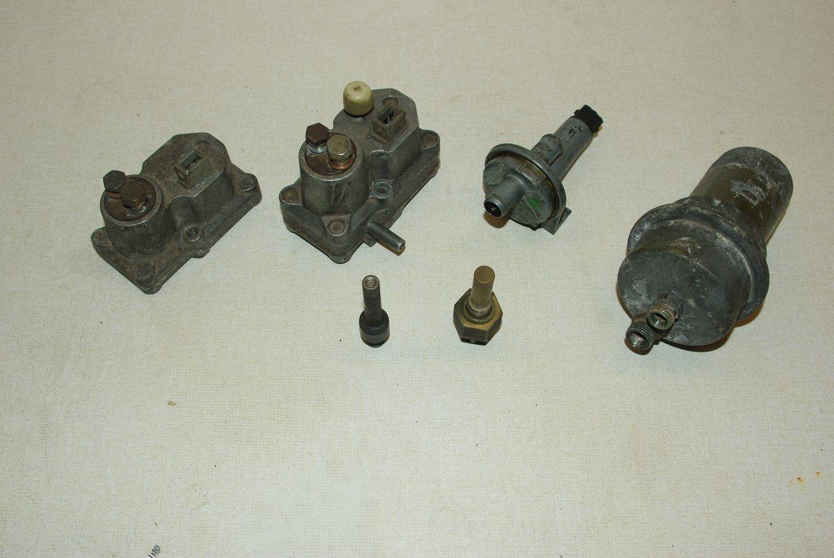 Díly mechanického vstřikování K-Jetronic rozložené na stole