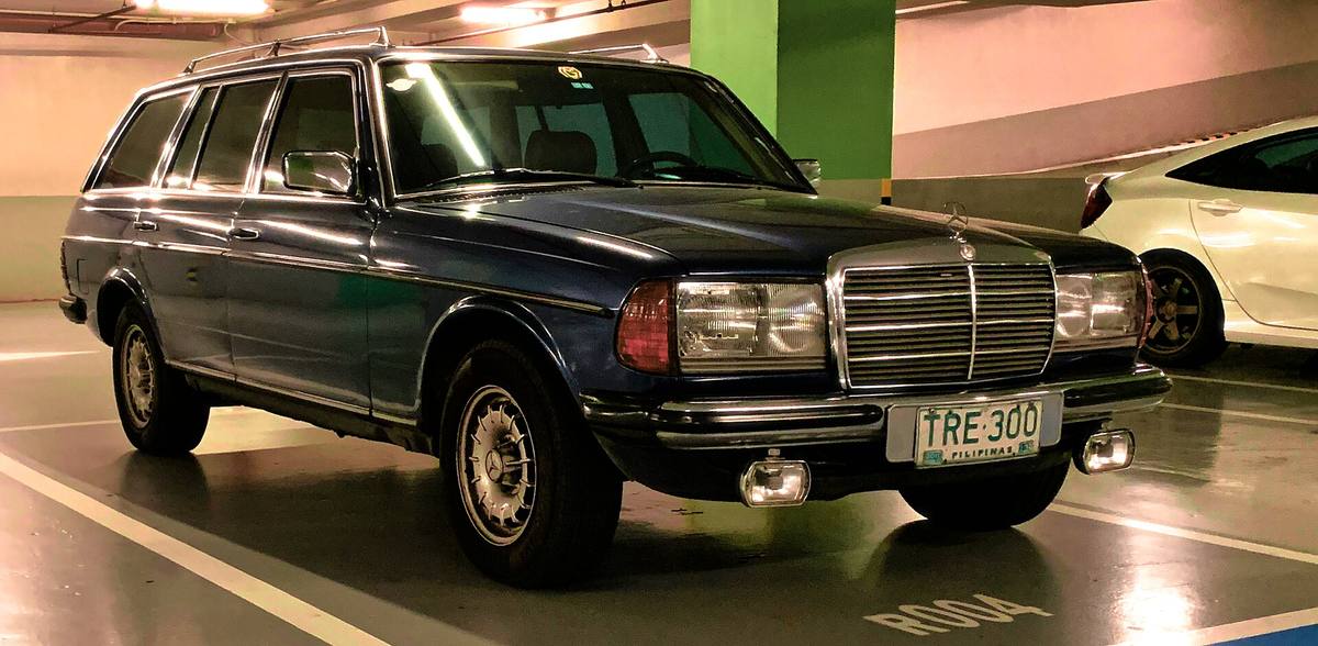 Kombi Mercedes-Benz 300 TD řady 123 zaparkované u chodníku