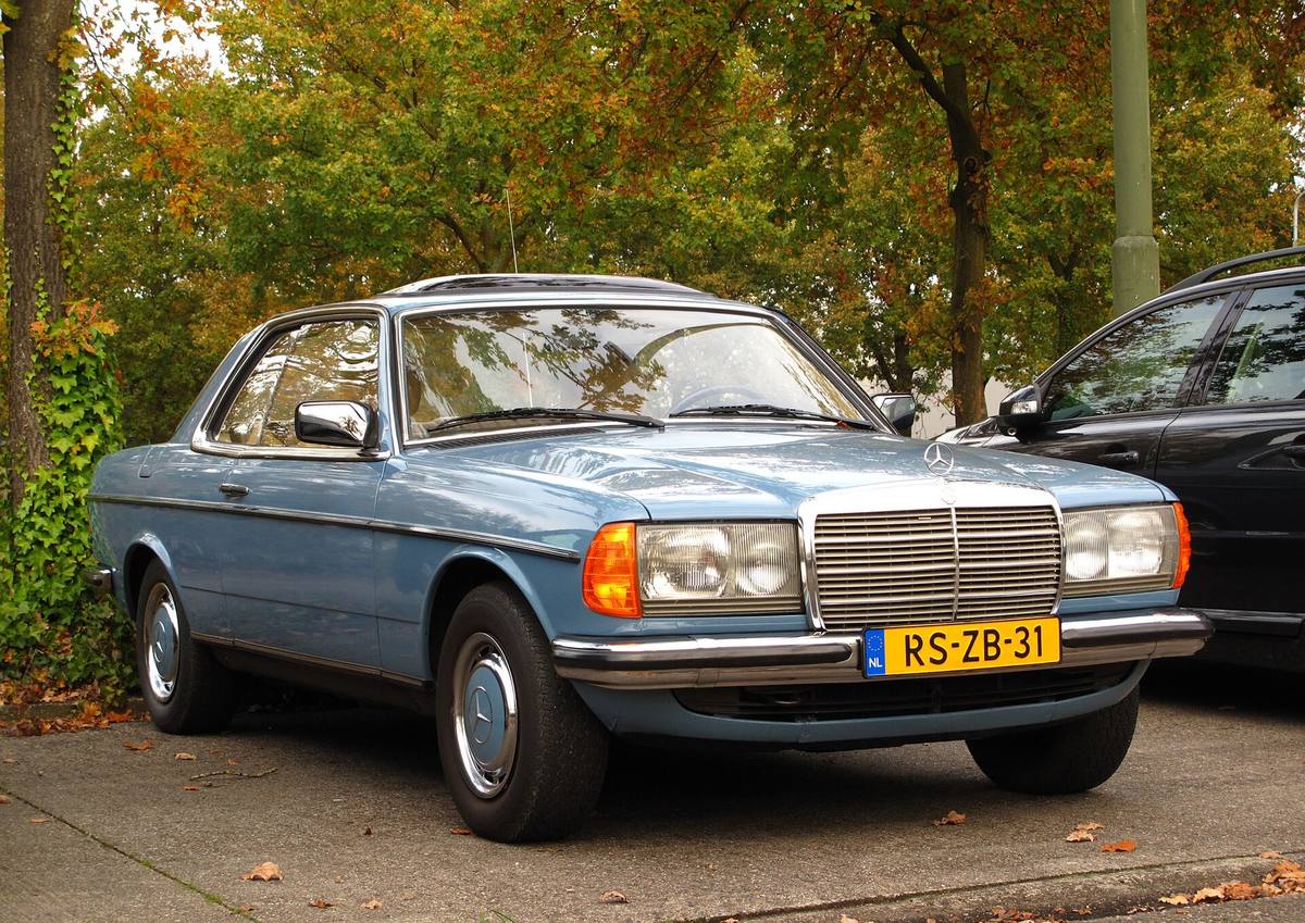 Kupé Mercedes-Benz 230 CE řady 123 z roku 1981 na výstavě