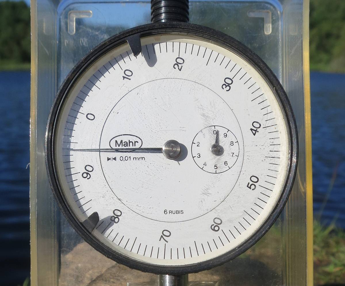 Mechanický úchylkoměr Mahr s dílkem 0,01 mm
