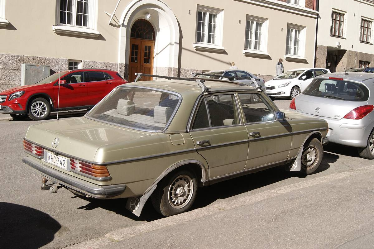 Naftový Mercedes-Benz 240 D řady 123 zaparkovaný u chodníku