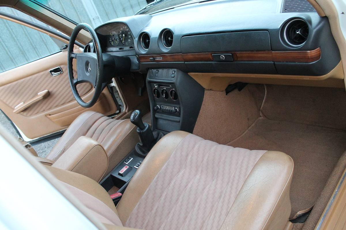 Palubní deska a středová konzola Mercedesu 280 E řady 123