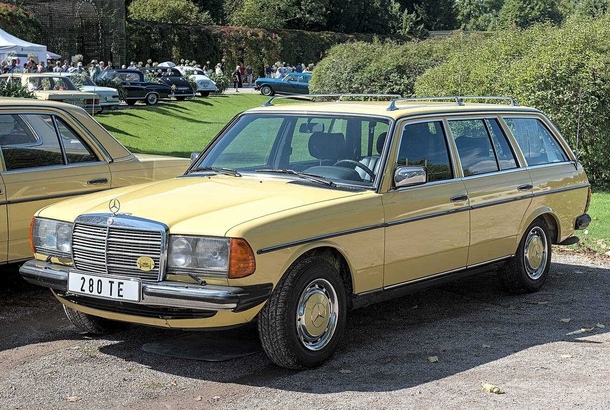 Žluté kombi Mercedes-Benz 280 TE řady 123 zepředu zleva