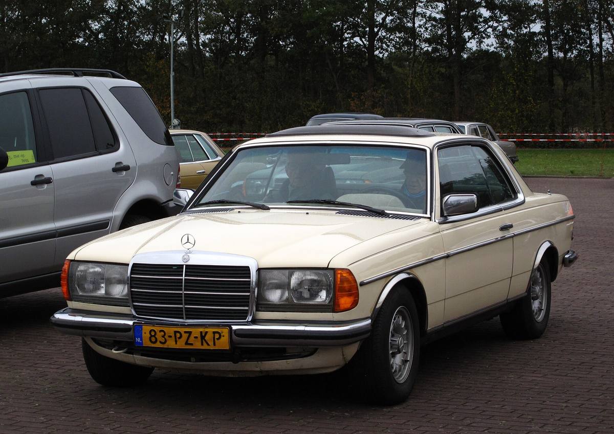 Béžové kupé Mercedes-Benz 300 CD z roku 1979