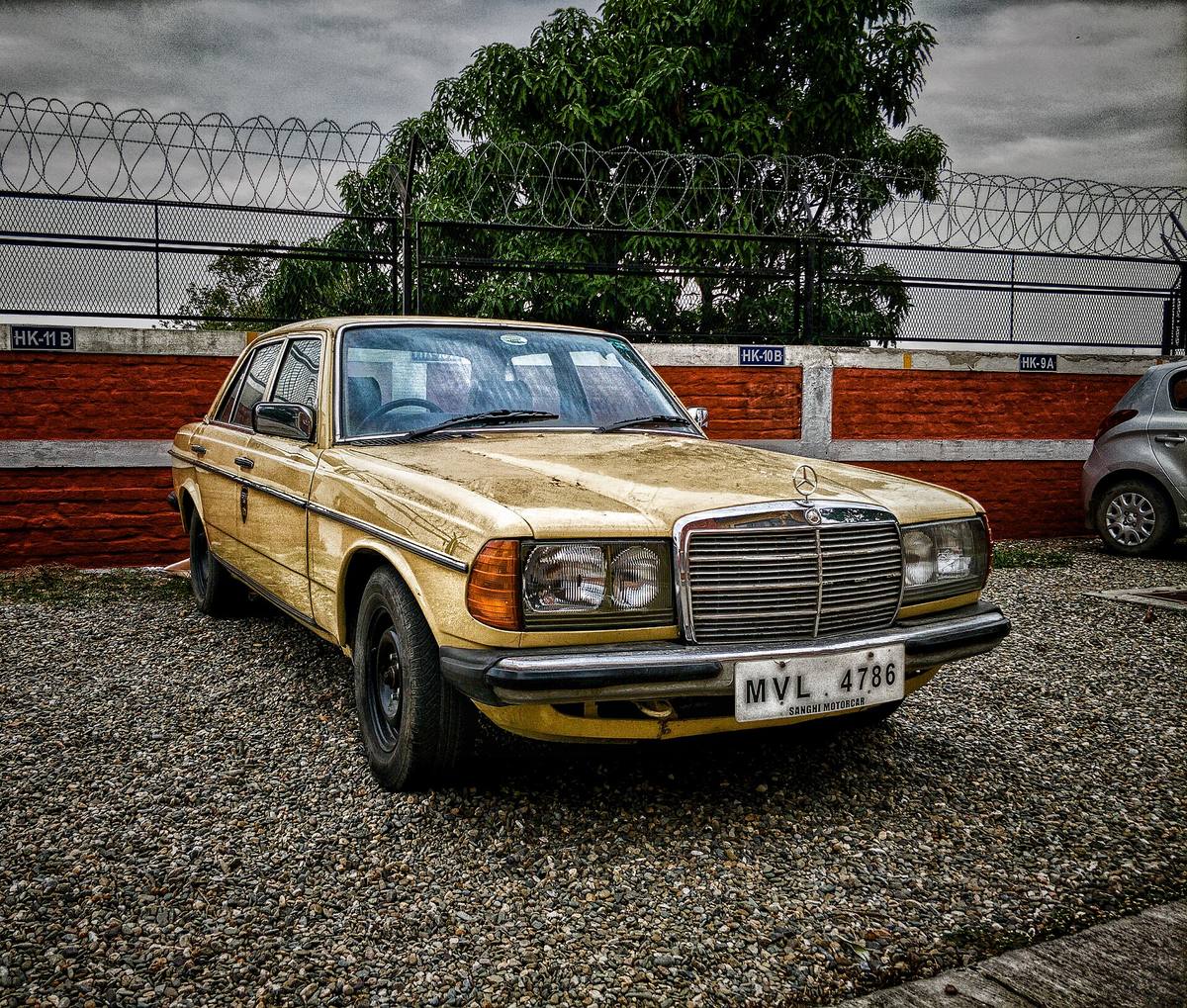 Sedan Mercedes-Benz řady 123 z roku 1982