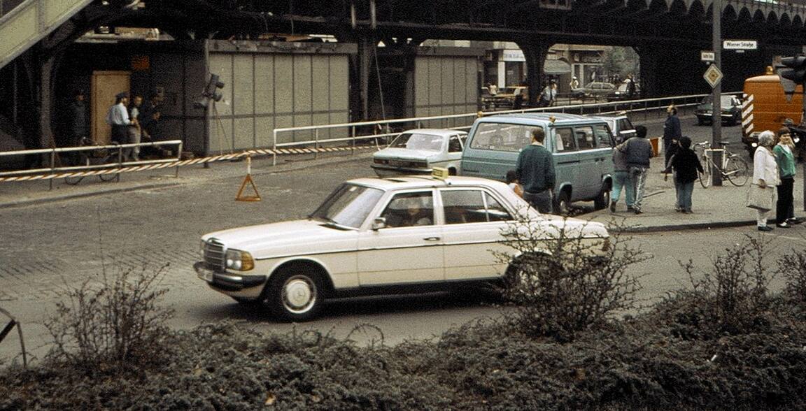 Taxi Mercedes-Benz řady 123 se střešním znakem, Berlín 1987