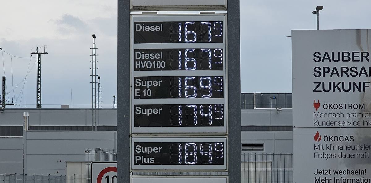 Cenová tabule čerpací stanice s naftou a HVO100 za stejnou cenu