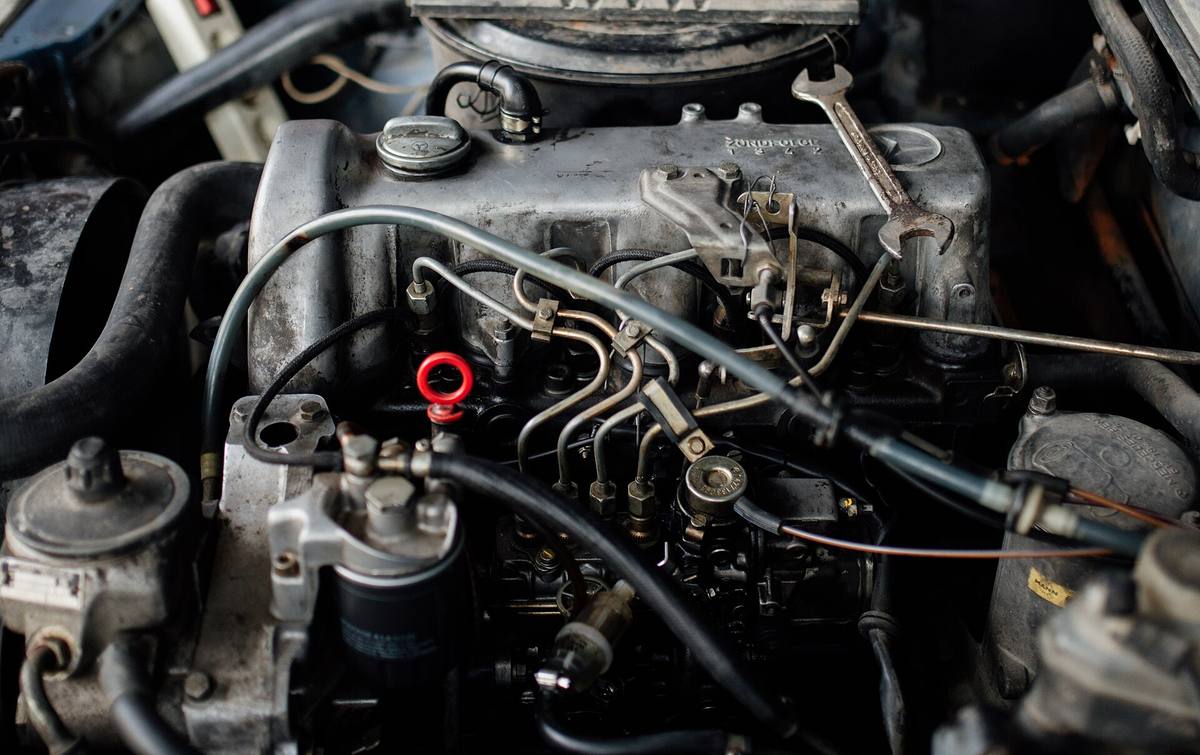 Motorový prostor naftového Mercedesu-Benz 200 D řady 123 s řadovým vstřikovacím čerpadlem a čtyřmi vstřikovacími potrubími