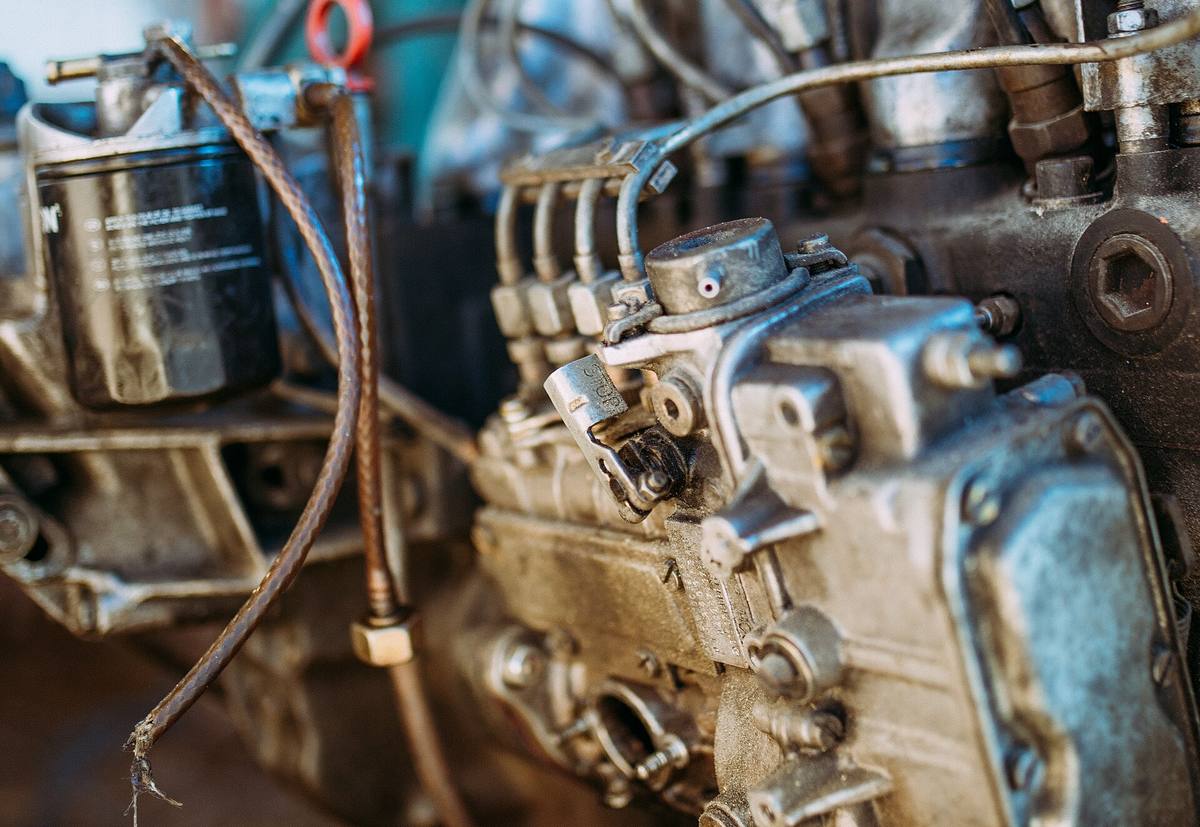 Vyjmutý naftový motor OM615 z Mercedesu 200 D generace W123