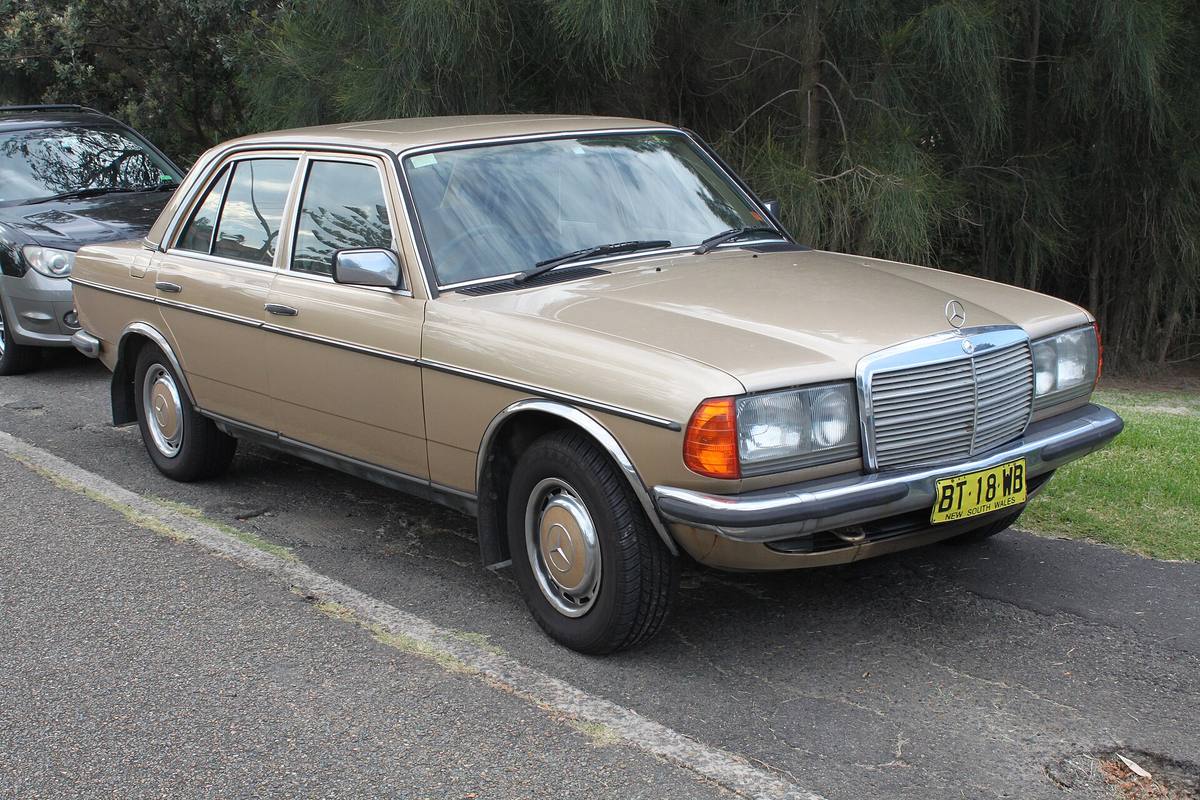 Šestiválcový Mercedes-Benz 280 E řady 123 z roku 1984 zepředu z boku