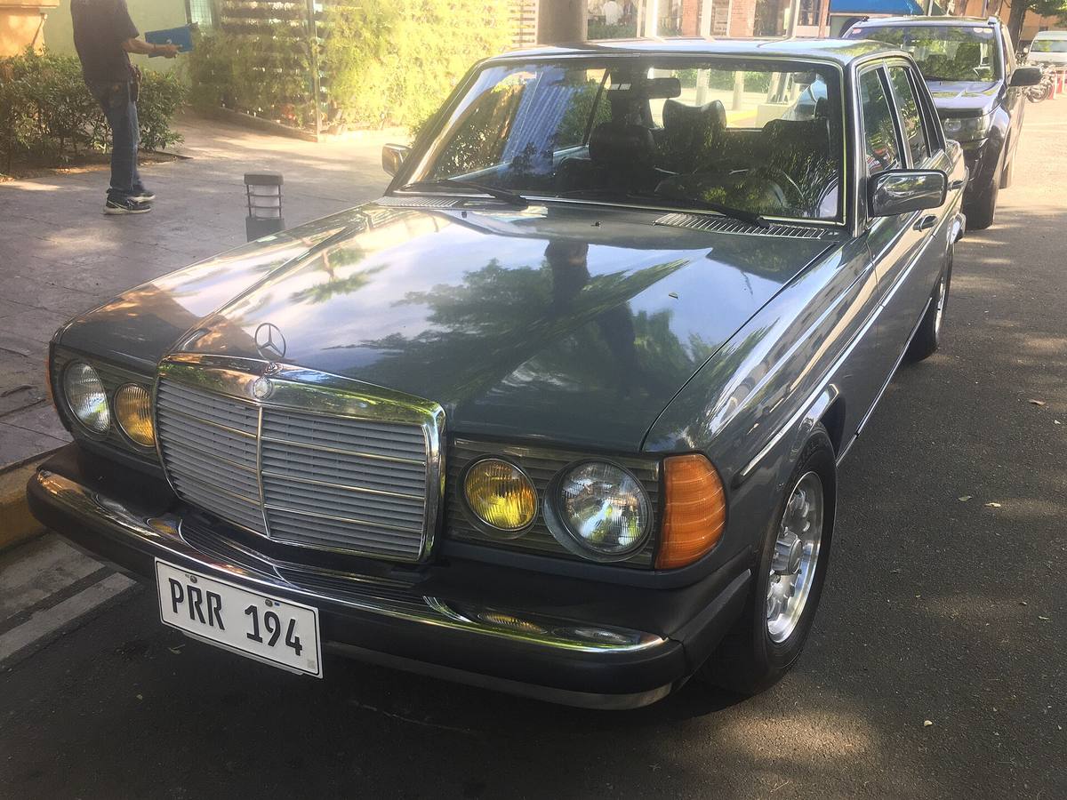Šedý sedan Mercedes-Benz W123 280 E zepředu