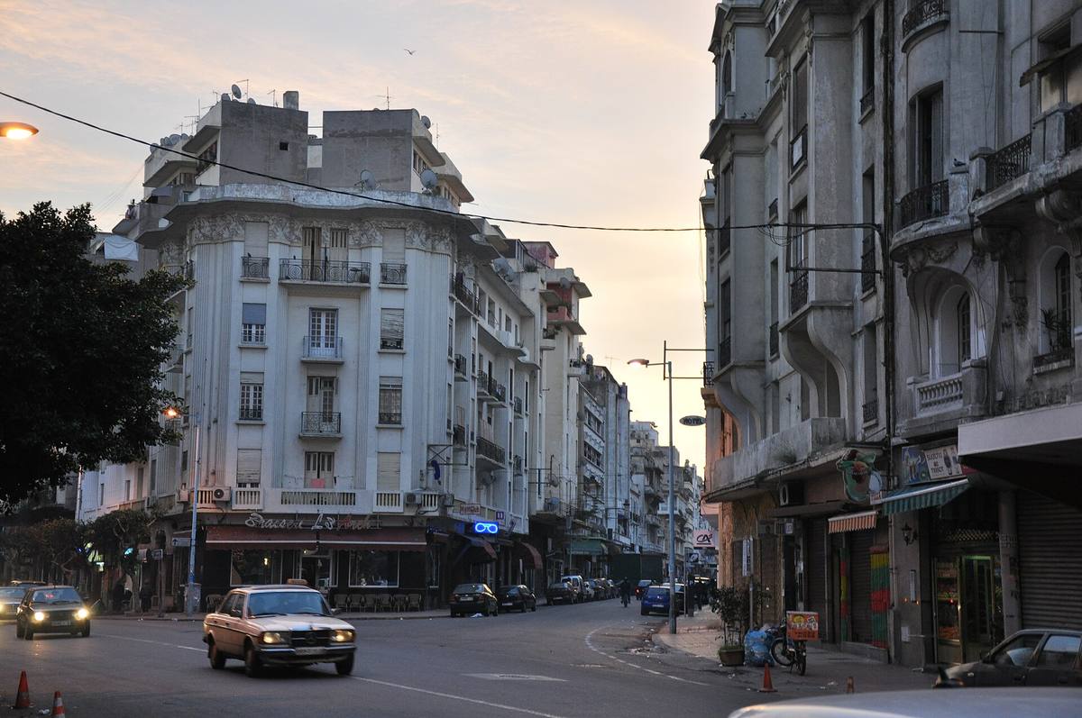 Mercedes-Benz řady 123 jako taxi v marocké ulici za soumraku