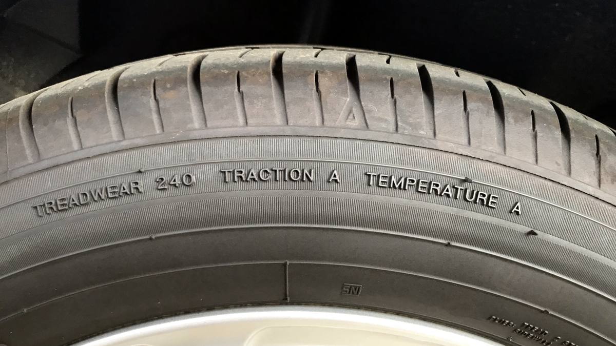 Bok pneumatiky s vyraženým hodnocením TREADWEAR 240, TRACTION A a TEMPERATURE A