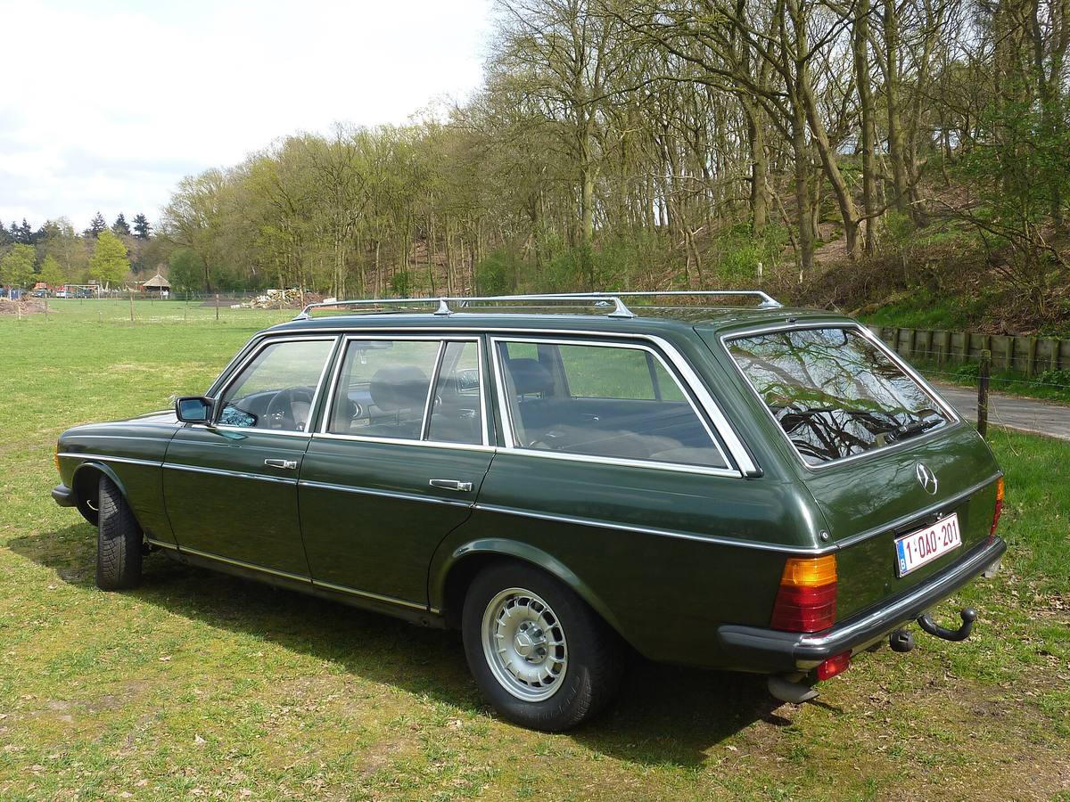 Mercedes-Benz 300 TD na ocelových kolech s poklicemi