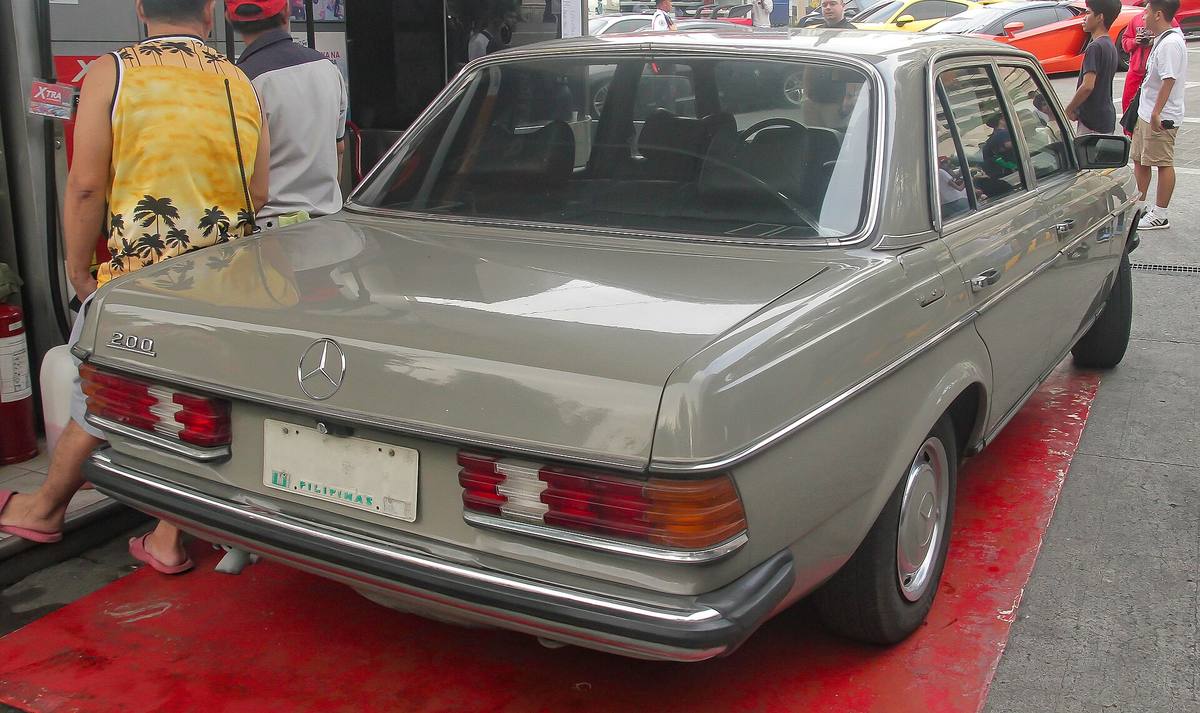 Béžový sedan Mercedes-Benz 200 řady 123 zezadu