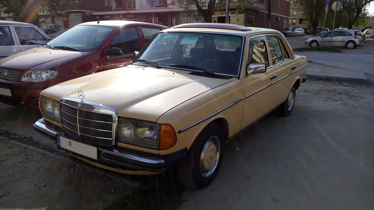 Mercedes-Benz 200D řady W123 zepředu