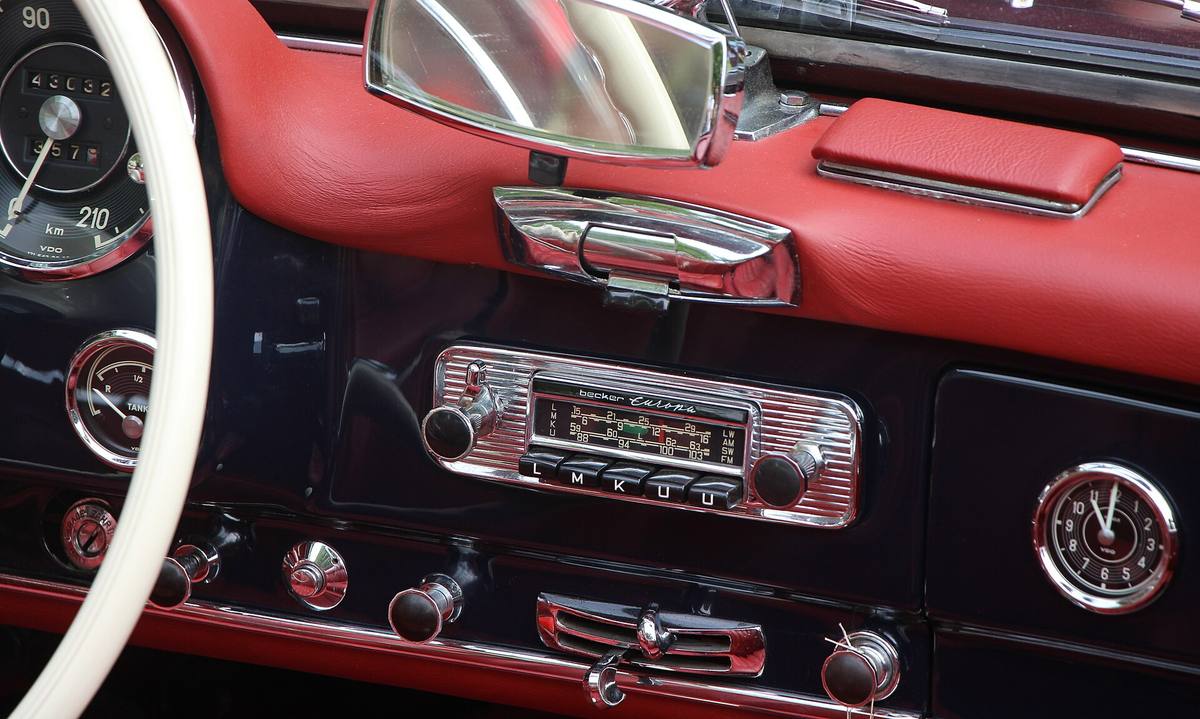 Starší rádio Becker Europa v palubní desce Mercedesu 190 SL