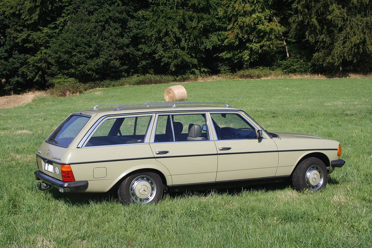 Světle zelené kombi Mercedes-Benz 300 TD řady 123 na louce