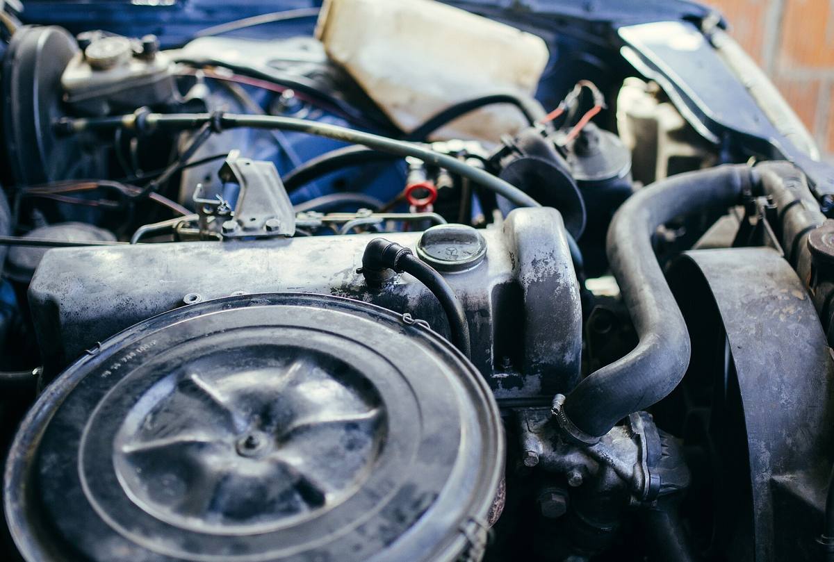 Motorový prostor naftového Mercedesu W123 200 D s kulatým vzduchovým filtrem