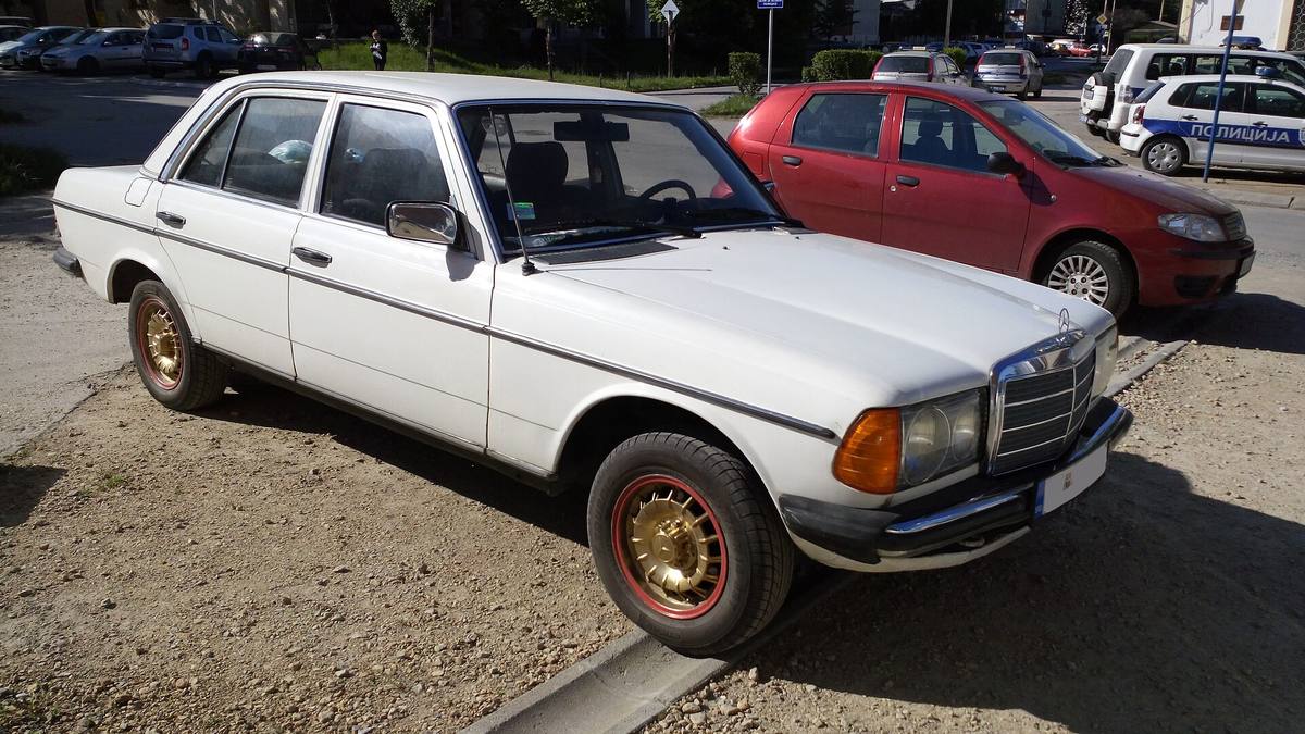 Mercedes-Benz 240D řady W123 zepředu