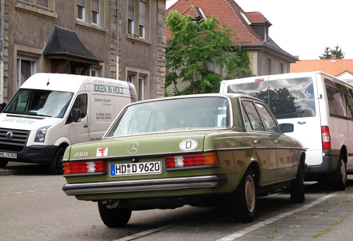 Zadní část sedanu Mercedes-Benz 200 řady 123 zaparkovaného u chodníku