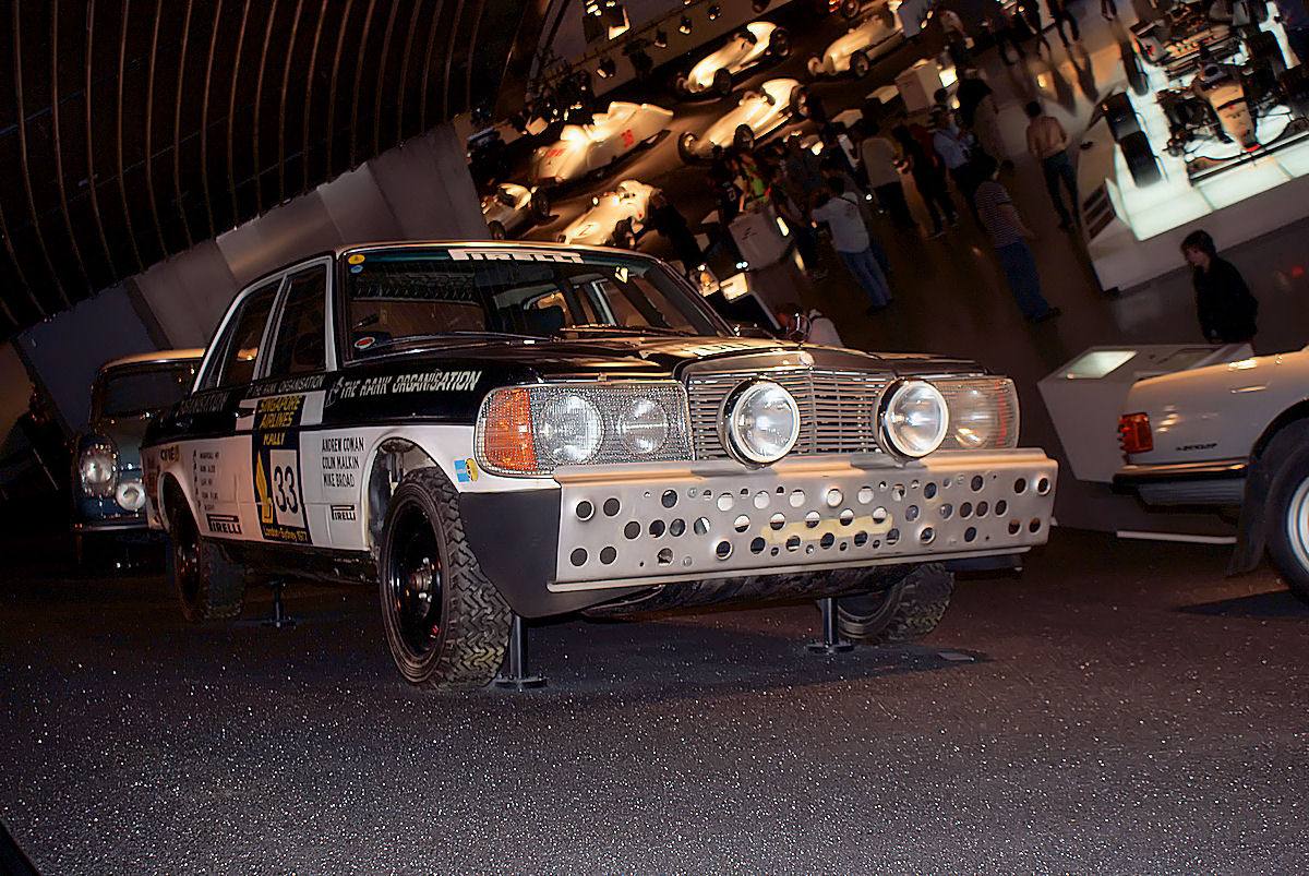 Rallyový Mercedes-Benz 280 E se startovním číslem 33 v muzeu