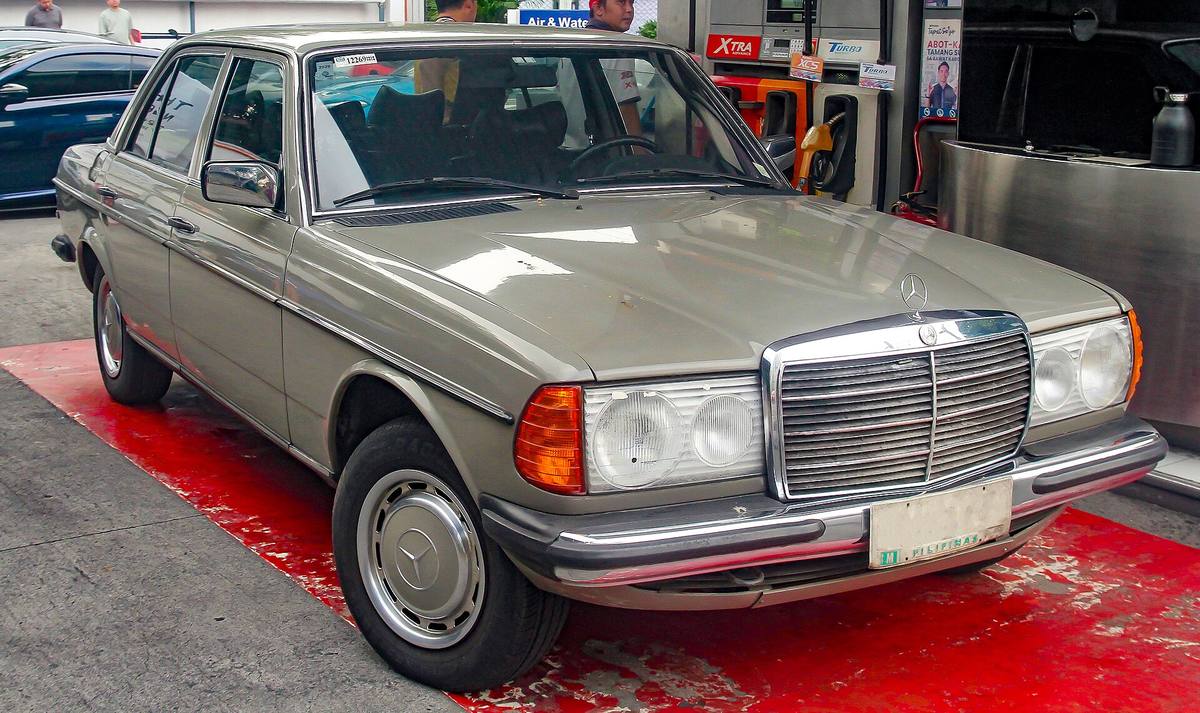 Mercedes-Benz W123 200 zepředu, pastelově béžová barva